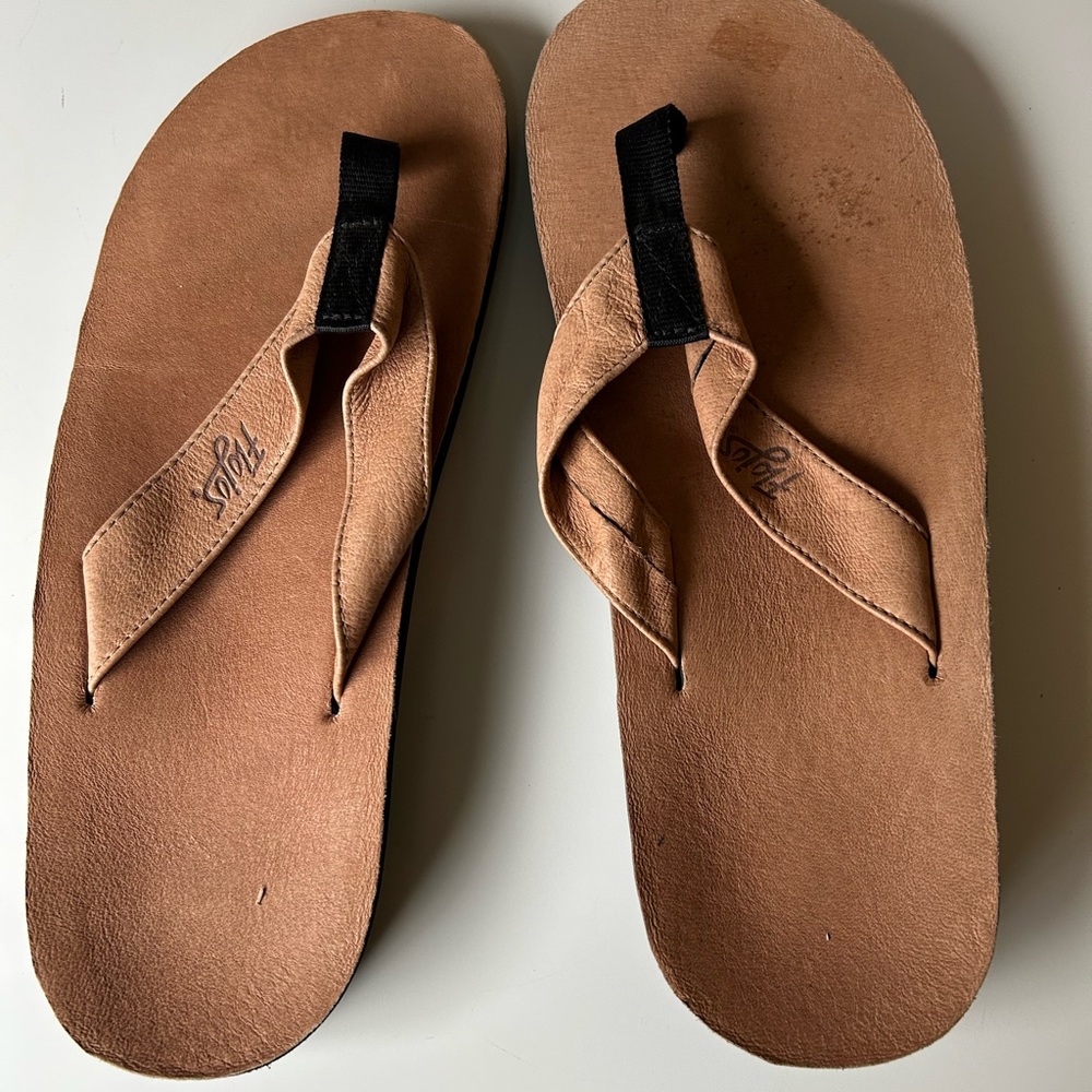 Good Deal: Men’s Tan Flojos Flip Flops W/ Supported Sole (Size 11)